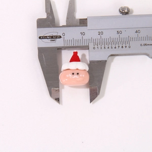 Misurazione dettagliata del ciondolo Babbo Natale in resina da 13mm per gioielli DIY