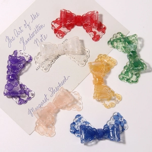 Set mit Blumen-Spitzenbögen Haarklammern in sieben Farben wie Rot, Blau und Lila