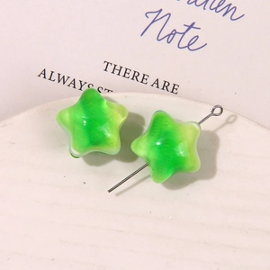 Vista macro de cuentas de resina en forma de estrella degradada verde para joyería DIY