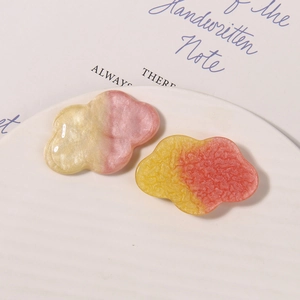 Detalle de abalorios de nube en resina bicolor con acabado perlado para manualidades