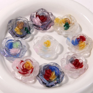 Dettaglio di rose in resina con glitter stellati in vassoio bianco per gioielli fai-da-te