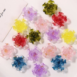 Breloques fleurs en résine translucide avec feuille d'or pour création bijoux