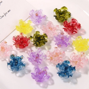 Détails de roses en résine translucide avec feuilles d'or pour la création de bijoux
