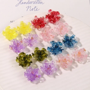 Charm's fleurs en résine translucide avec feuilles d'or aux couleurs dégradées