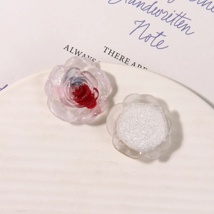 Dettaglio macro di rose in resina glitterata per gioielli fai da te su piatto bianco