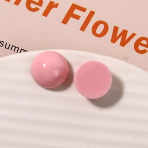 Dettaglio di cabochon in resina rosa lucida per gioielli fai-da-te e accessori per capelli