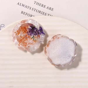 Détail de roses en résine avec fleurs séchées et dos scintillant pour loisirs créatifs
