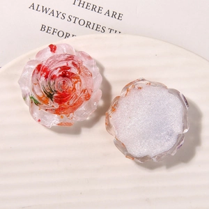 Détail de breloques en résine en forme de rose avec fleurs séchées pour bijoux DIY