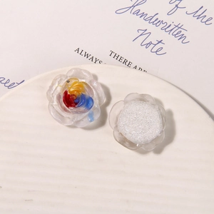 Dettaglio macro di fiori in resina glitterata per gioielli fai-da-te e fermagli per capelli