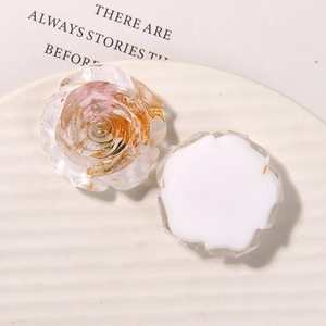 Détail de breloques roses en résine avec paillettes rose doré et design à dos plat