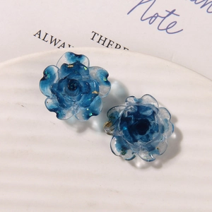 Détails de fleurs en résine bleu dégradé avec feuilles d'or pour la création de bijoux