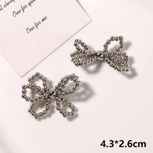 Detail of silver beaded bow shoe charms for DIY clogs with dimensions 4.3x2.6cm