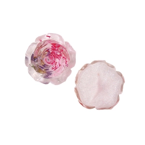 Vue à plat de breloques en résine rose et camélia avec pétales séchés et paillettes