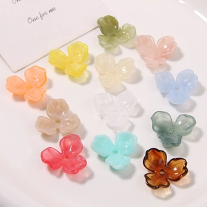 Nahaufnahme bunter, lichtdurchlässiger Acryl-Blumenanhänger für DIY-Schmuck