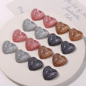 Charmantes cœurs en résine pailletée pour accessoires cheveux et nail art en couleurs variées