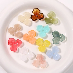 Makroansicht bunter dreiblättriger Acryl-Blumenperlen für DIY-Schmuckherstellung