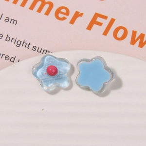 Makroaufnahme von glitzernden blauen Harzblumen für DIY Schmuck und Zubehör