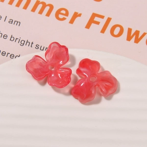 Detail von rosa Harzblüten mit drei Blütenblättern und Wolkentextur für DIY-Schmuck