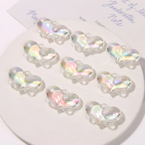 Perline a forma di cuore iridescenti per gioielli fai-da-te su un vassoio bianco