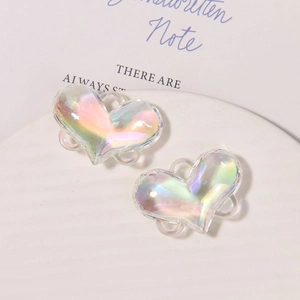 Dettaglio di connettori cuore in acrilico iridescente con quattro asole per gioielli DIY