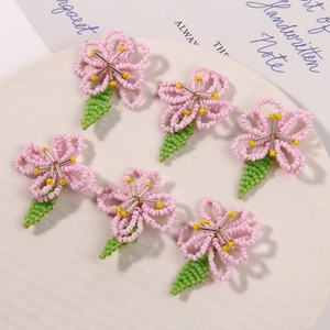 Accesorios de flores con cuentas rosas y verdes en bandeja de cerámica para joyas DIY