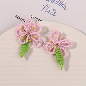 Pendientes de flores de cuentas hechos a mano con pétalos rosas y hojas verdes decorados