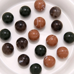Dettaglio di perle in resina lucida da 15mm con motivo fumé per gioielli fai-da-te