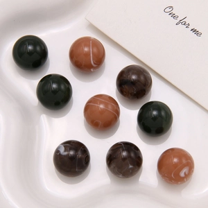 Dettaglio di perle in resina marmorizzata da 15 mm in colori misti per gioielli fai da te