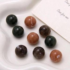 Perline tonde in resina 15mm con venature marmo verde e marrone su vassoio bianco