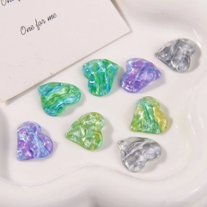 Makro-Detail von Herz-Resin-Anhängern mit Wellen-Glitzer-Textur für DIY-Schmuckherstellung