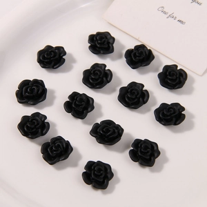Amuletos de rosas de resina negra para joyería DIY y accesorios de moda en bandeja blanca
