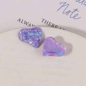Detailansicht herzförmiger Glitzer-Resin-Anhänger mit lila-blauem Marmormuster