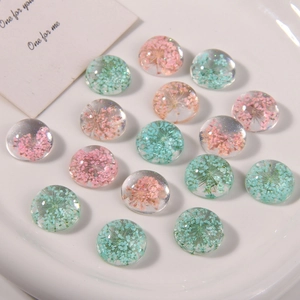 Transparent round resin cabochons with pink and blue dried baby's breath flowers for DIY crafts
