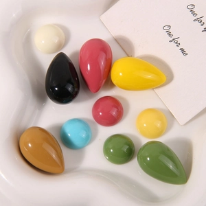 Glanzende harskralen in druppelvorm en rond in diverse kleuren voor DIY-sieraden maken