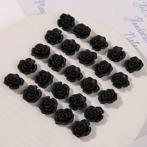 Cabujones de resina de rosa camelia negro mate para manualidades DIY en plato blanco