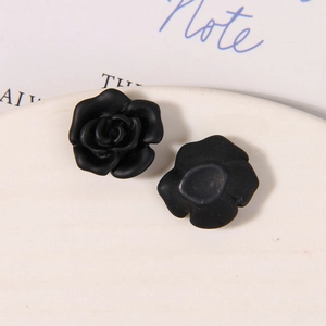 Detalle macro de pétalos de rosa de resina negro mate y diseño de base plana para DIY
