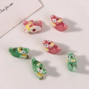 Handbeschilderde keramische monsterkralen in roze en groen voor DIY-sieraden en ambacht