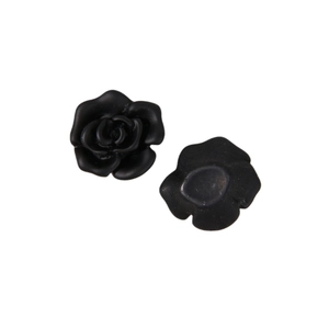 Accesorios de rosa negra en resina mate con vista frontal y trasera sobre fondo blanco