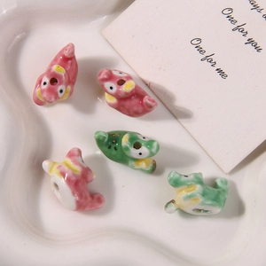Handbeschilderde keramische dierenkralen voor doe-het-zelf sieraden in roze en groen