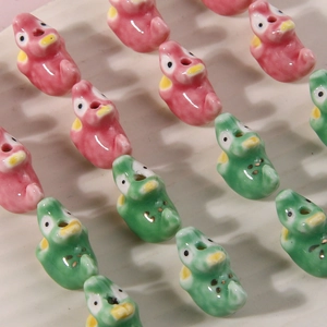 Handbeschilderde keramische monsterkralen in roze en groen voor DIY-sieraden maken