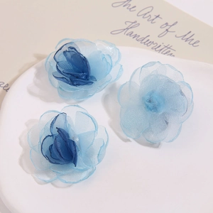 Drei blau verlaufende Organza-Stoffblüten für Haarklammern und DIY-Zubehörteile
