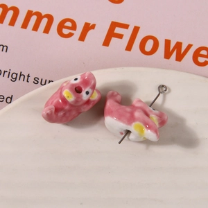 Macro-opname van handbeschilderde roze dolfijn keramische kraal met glazuur voor DIY-sieraden