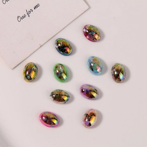 Dettaglio di cabochon ovali in resina iridescente AB con scaglie di conchiglia lucenti