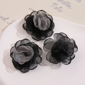 Detail von grauen und schwarzen Netz-Rosenblättern für DIY Haarschmuck Zubehör
