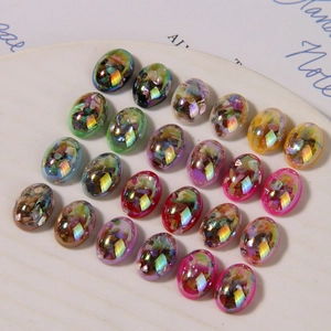 Cabochon ovali in resina iridescente con glitter colorati su un vassoio display