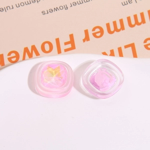 Dettaglio di ciondoli in resina rosa con strass a cuore per fermagli per capelli fai-da-te