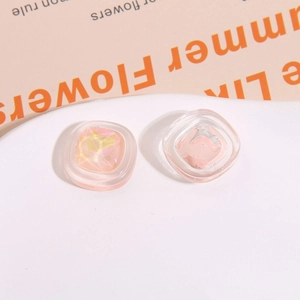 Dettaglio macro di strass geometrici in resina rosa per accessori per capelli fai-da-te
