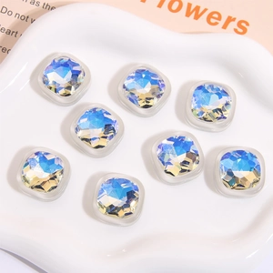 Makroansicht geometrischer schillernder Kristallanhänger für DIY-Schmuck und Nailart