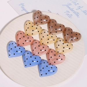 Accessori fai-da-te a forma di cuore con texture marmorea e motivi a pois neri misti