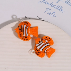 Détail macro de perles de poisson-clown faites à la main pour bijoux sur plateau blanc